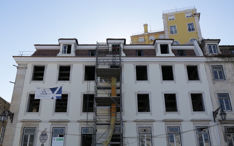 Lisbon Construction Pipeline Slows Sharply as Building Licenses Drop 17% in Q3