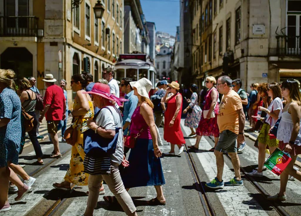 Lisbon and Setúbal Tourism Revenues See Mixed Trends in July: Key Insights for Real Estate Investors