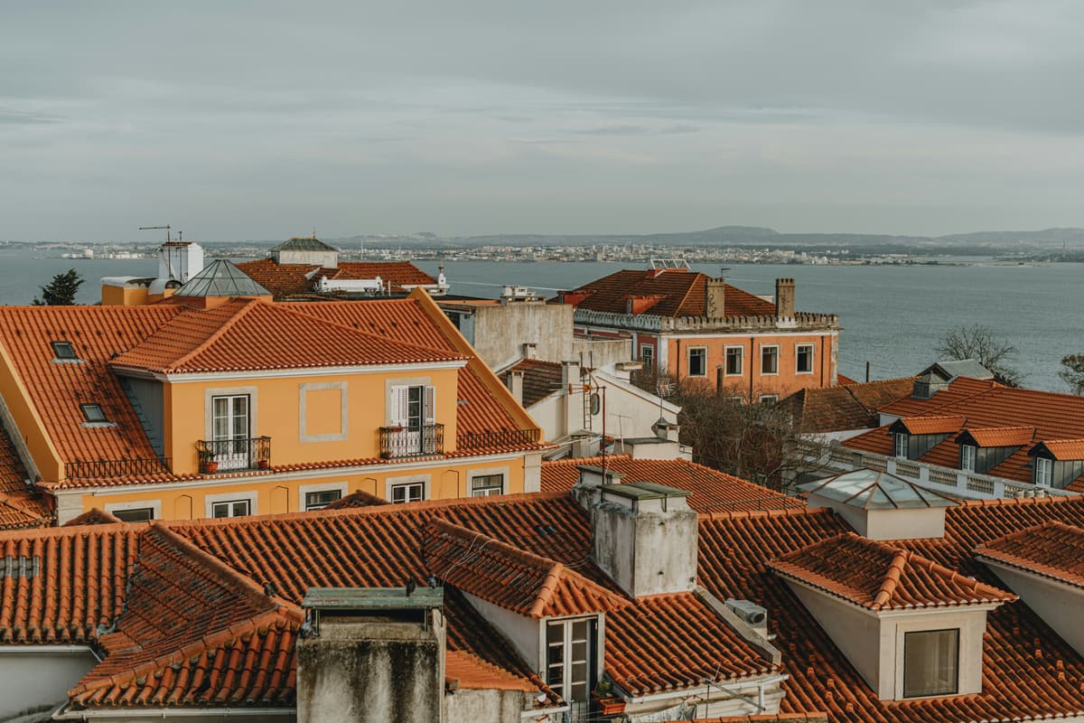 Portuguese Presidential Candidates Clash on Housing: Rent Control vs. Mass Construction