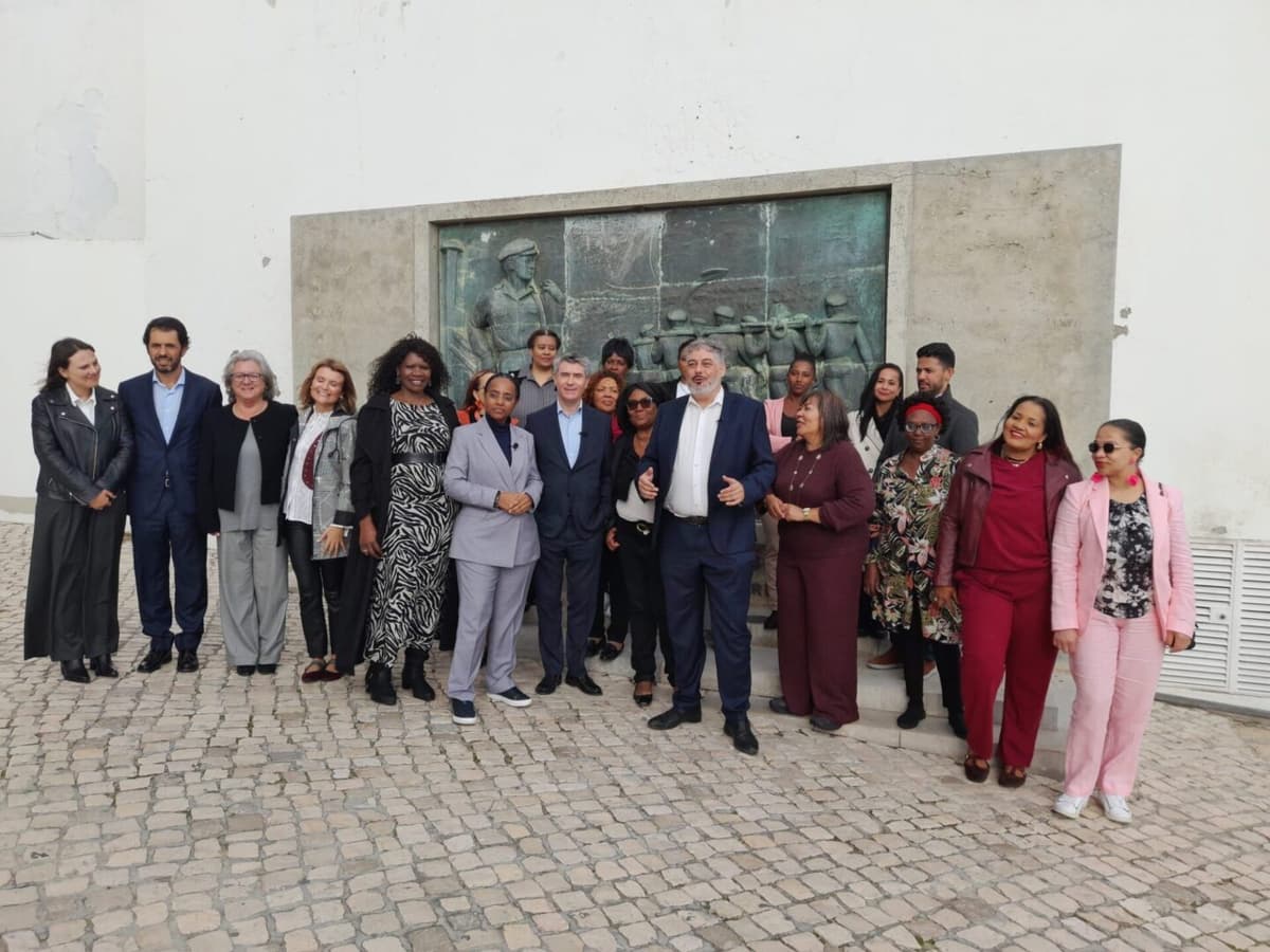 Socialist Party Leader's Almada Visit Highlights Progress and Challenges in Lisbon's Housing Strategy