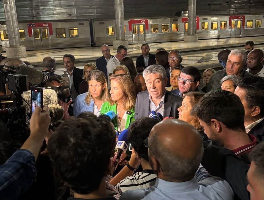 Portugal's Government Rules Out CP Privatization, Signals Service 'Sub-Concessions' for Key Sintra Line