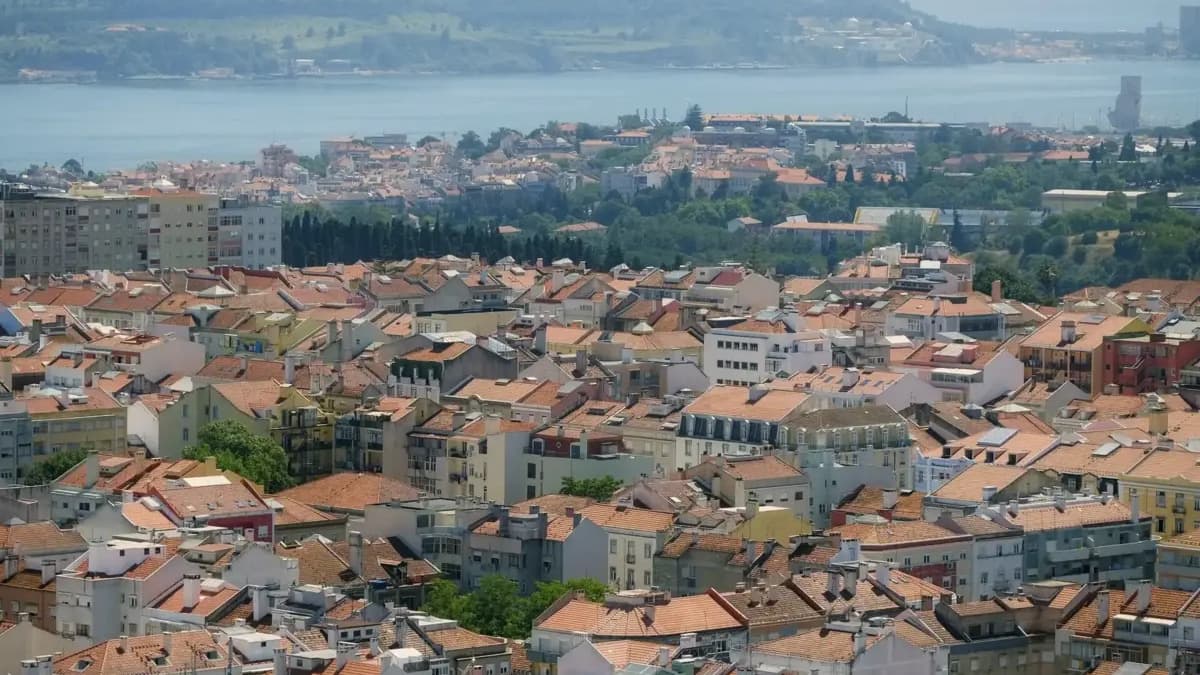 Portuguese Domestic Demand Surges: Real Estate Becomes Key Savings Strategy Amid Pension Fears