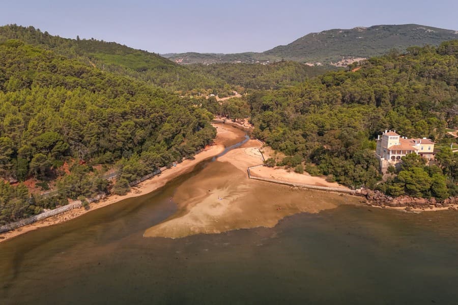 Setúbal Approves Special Protection Zone for Historic Comenda Palace, Impacting Investors