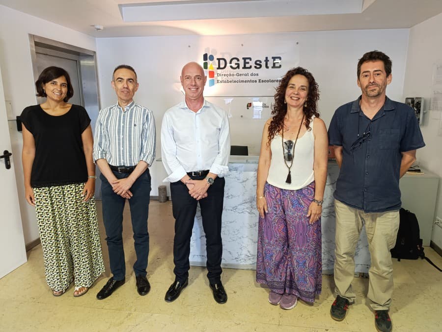 Setúbal's Education Crisis: Parent Federation Highlights Teacher Shortages and Infrastructure Failures to Government